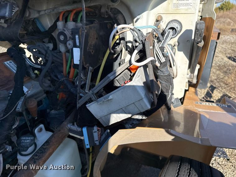 image for item DO7691 2003 International 4200 flatbed truck