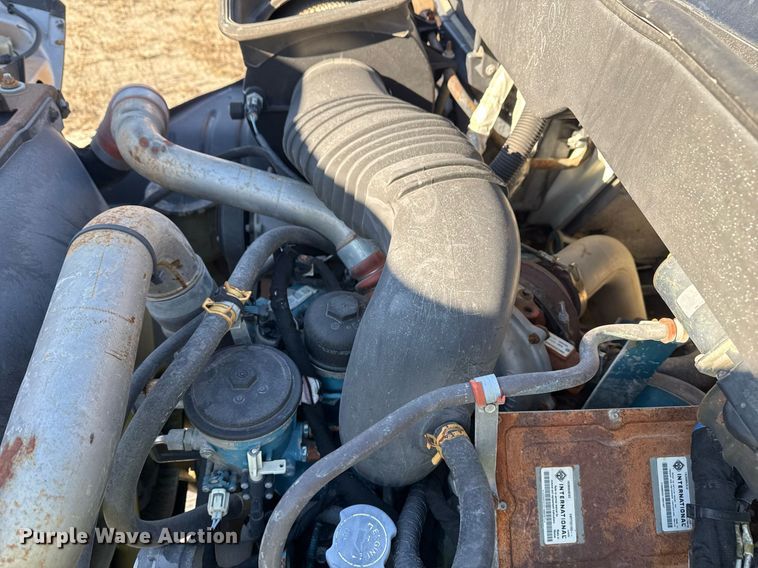 image for item DO7691 2003 International 4200 flatbed truck