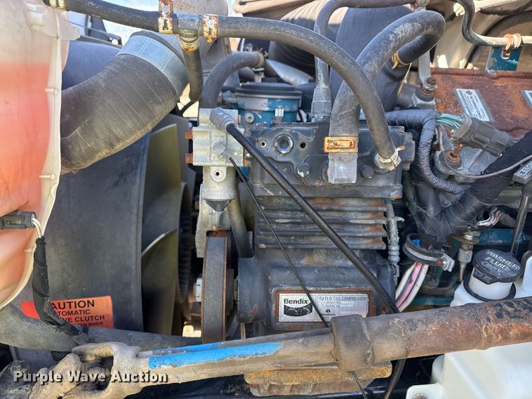 image for item DO7691 2003 International 4200 flatbed truck