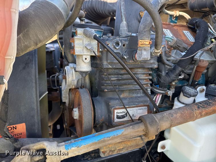 image for item DO7691 2003 International 4200 flatbed truck