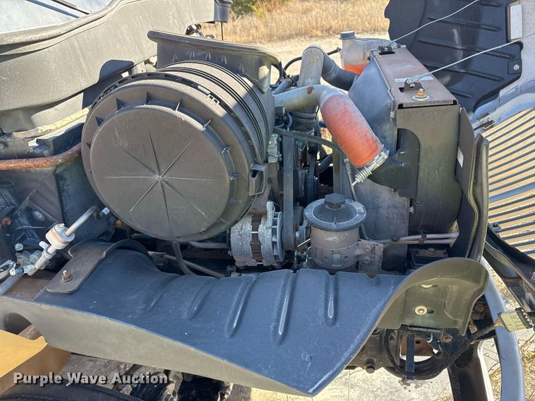 image for item DO7691 2003 International 4200 flatbed truck