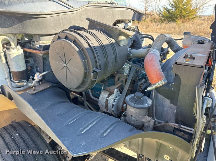 image for item DO7691 2003 International 4200 flatbed truck