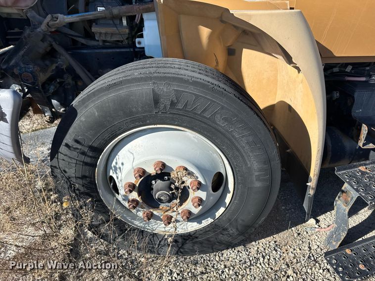 image for item DO7691 2003 International 4200 flatbed truck