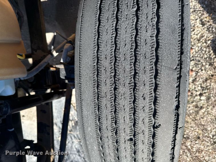 image for item DO7691 2003 International 4200 flatbed truck