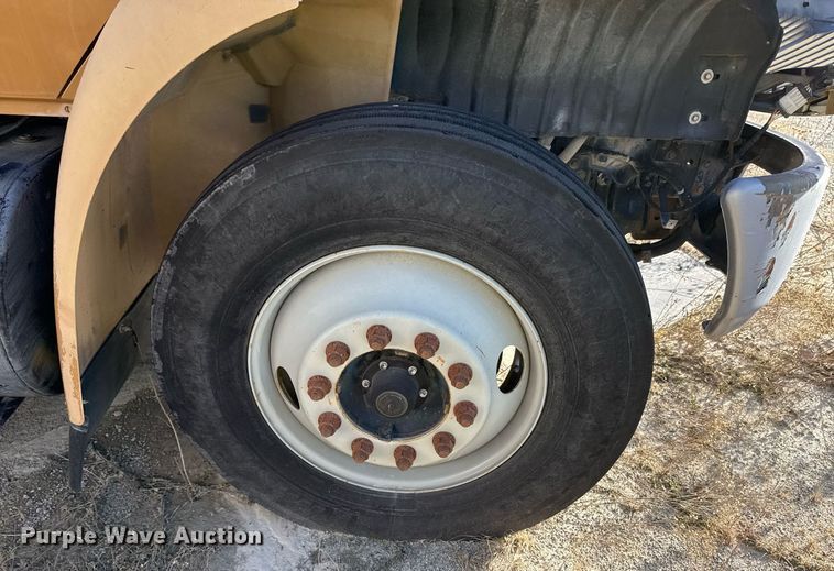 image for item DO7691 2003 International 4200 flatbed truck