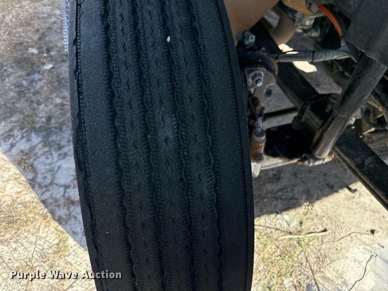 image for item DO7691 2003 International 4200 flatbed truck