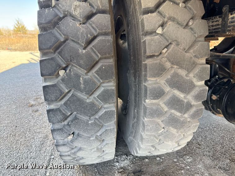 image for item DO7691 2003 International 4200 flatbed truck