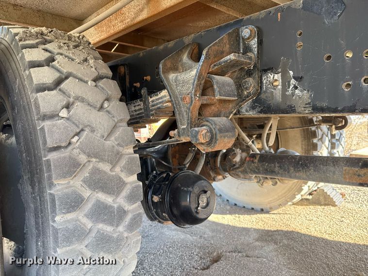 image for item DO7691 2003 International 4200 flatbed truck