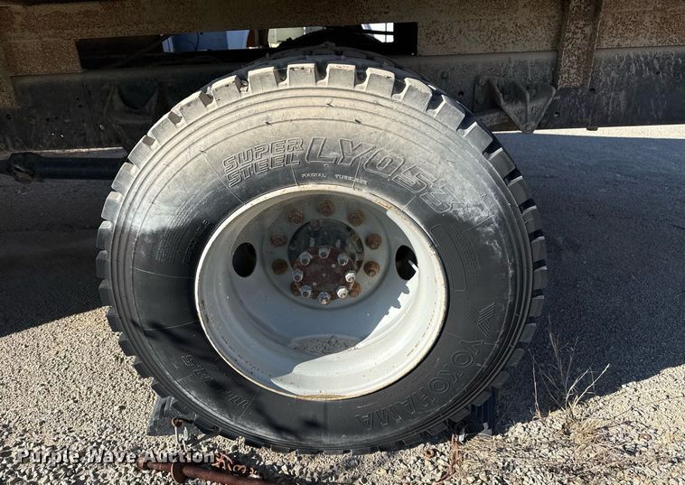 image for item DO7691 2003 International 4200 flatbed truck