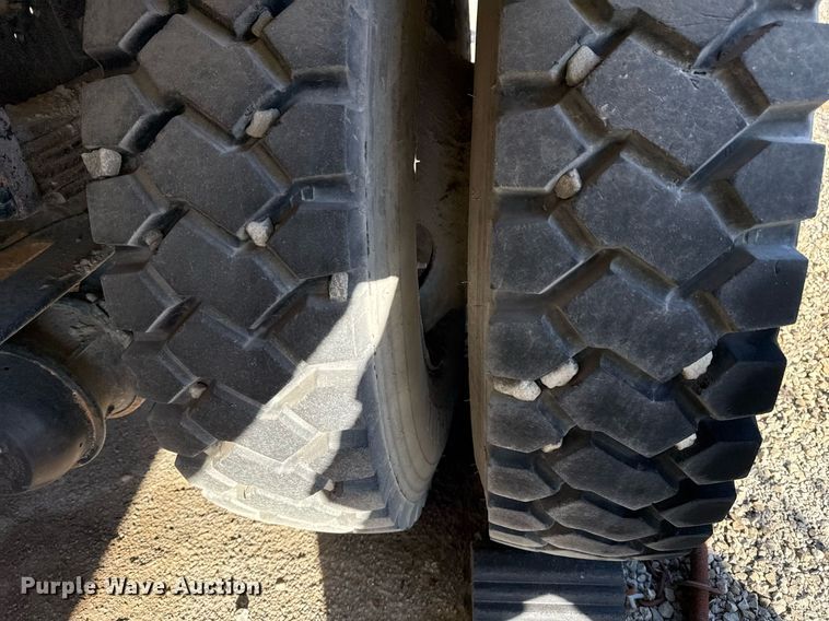 image for item DO7691 2003 International 4200 flatbed truck