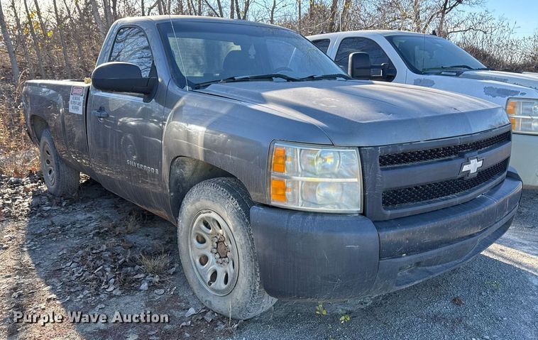 image for item DO7694 2007 Chevrolet Silverado 1500 pickup truck