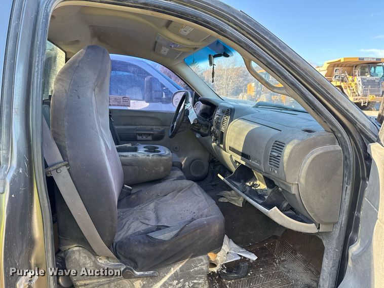 image for item DO7694 2007 Chevrolet Silverado 1500 pickup truck