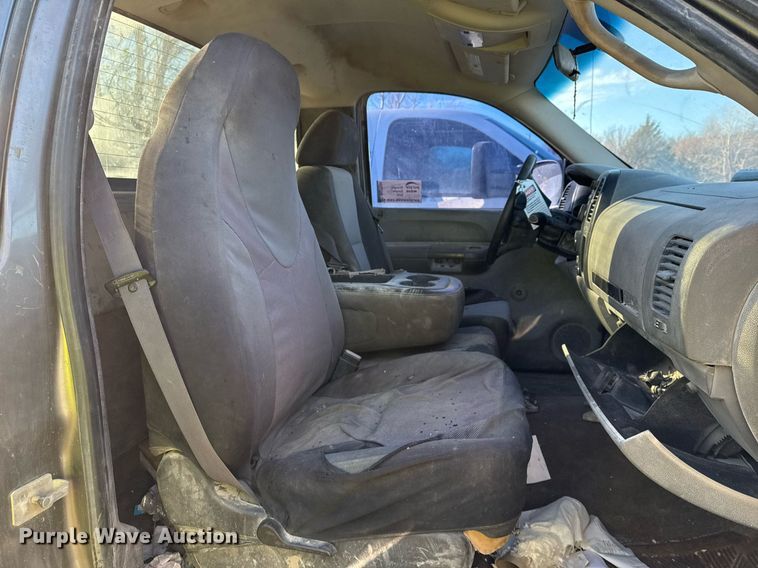 image for item DO7694 2007 Chevrolet Silverado 1500 pickup truck