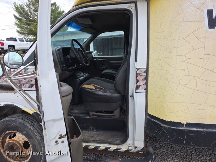 image for item DT6754 1999 Chevrolet Express G3500 delivery van