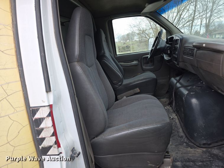 image for item DT6754 1999 Chevrolet Express G3500 delivery van