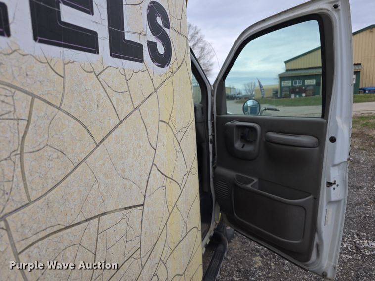 image for item DT6754 1999 Chevrolet Express G3500 delivery van