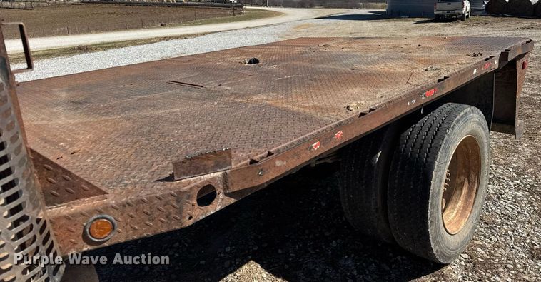 image for item DU3376 1991 GMC TopKick flatbed truck