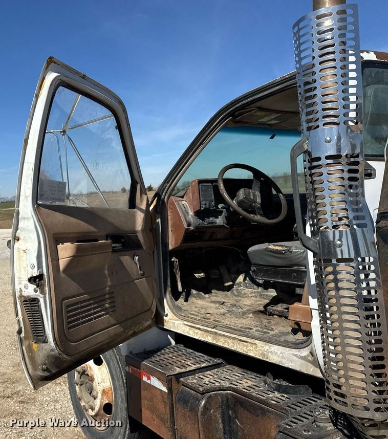 image for item DU3376 1991 GMC TopKick flatbed truck