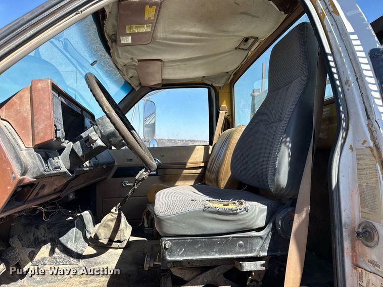 image for item DU3376 1991 GMC TopKick flatbed truck