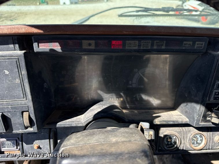 image for item DU3376 1991 GMC TopKick flatbed truck