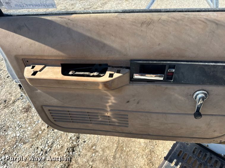 image for item DU3376 1991 GMC TopKick flatbed truck