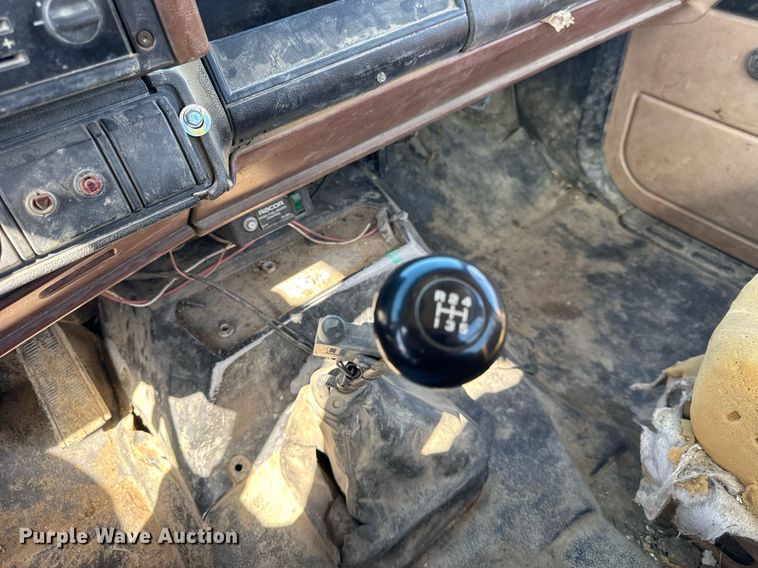 image for item DU3376 1991 GMC TopKick flatbed truck