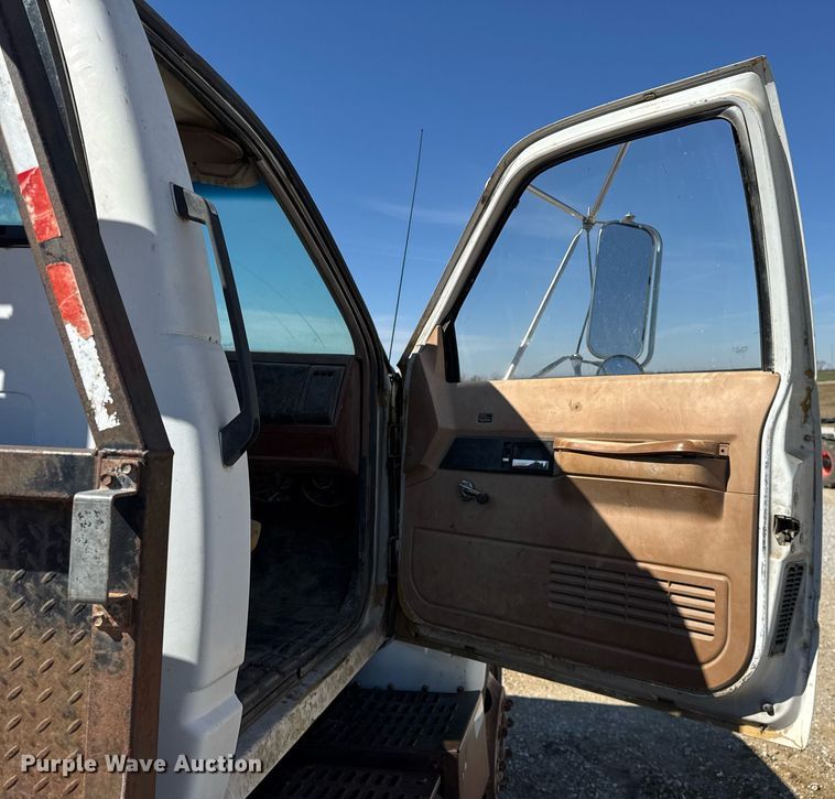 image for item DU3376 1991 GMC TopKick flatbed truck