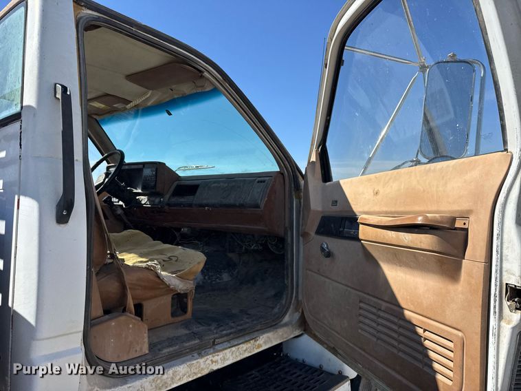 image for item DU3376 1991 GMC TopKick flatbed truck