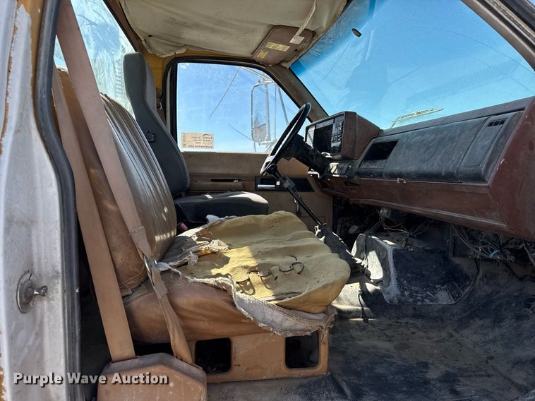 image for item DU3376 1991 GMC TopKick flatbed truck