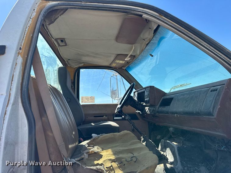 image for item DU3376 1991 GMC TopKick flatbed truck