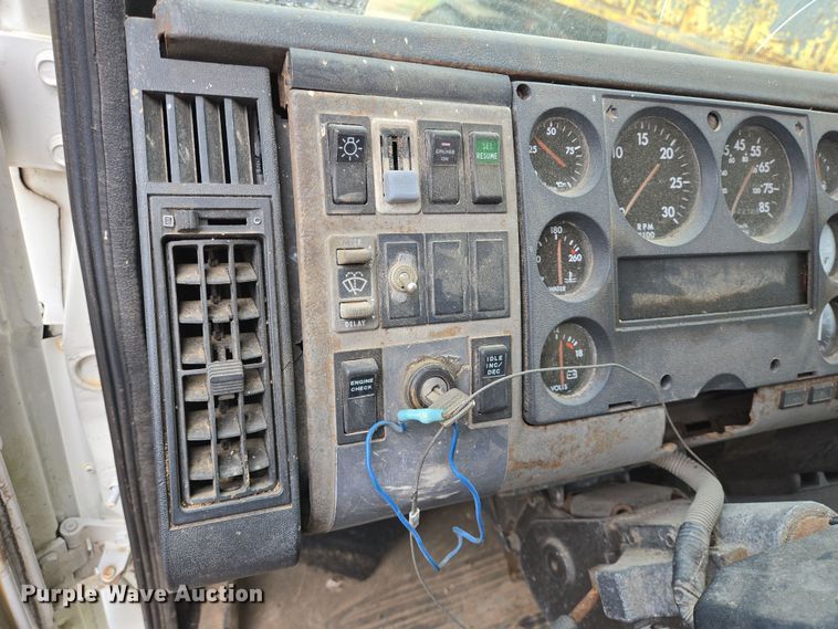 image for item DV1365 1999 Freightliner FL70 spreader truck