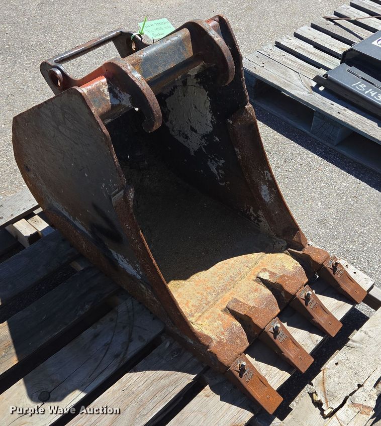 image for item DV1375 Bobcat bucket