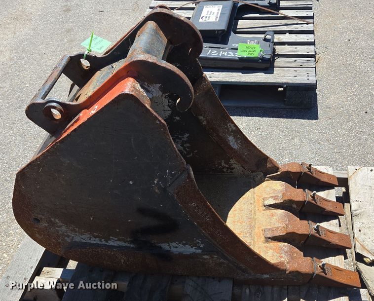 image for item DV1375 Bobcat bucket