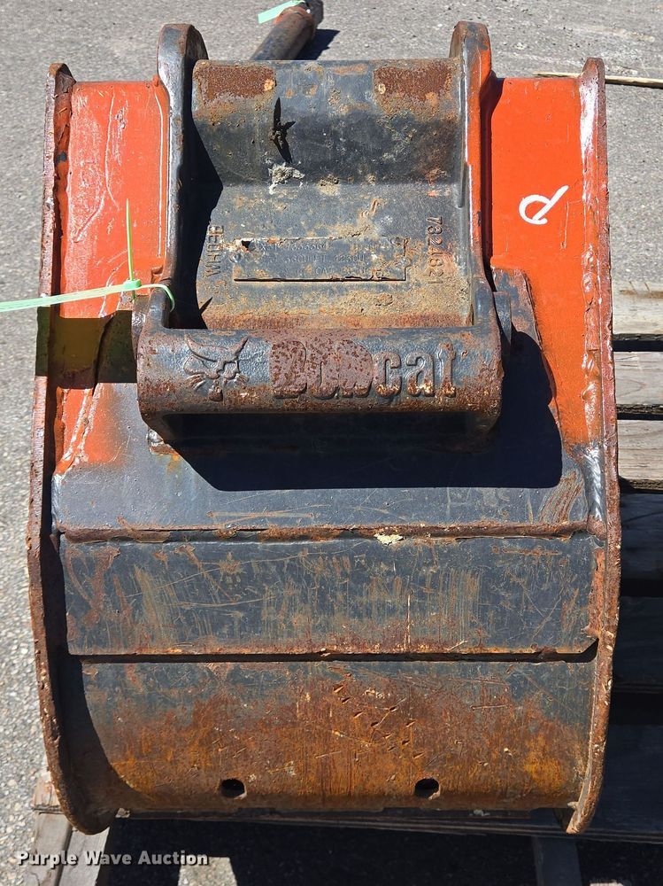 image for item DV1375 Bobcat bucket