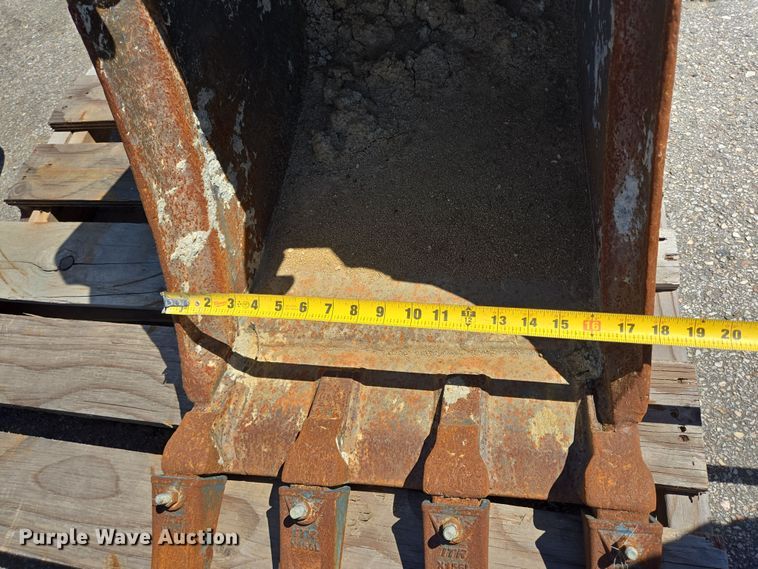 image for item DV1375 Bobcat bucket