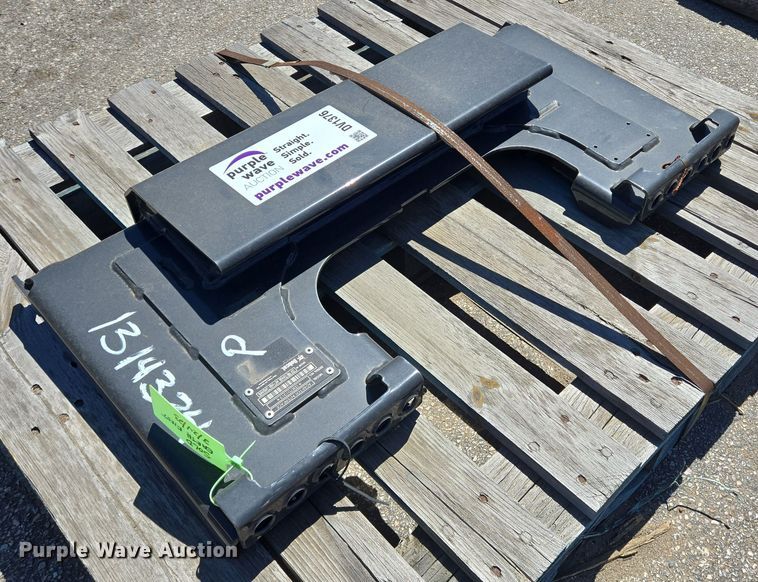 image for item DV1376 Bobcat adapter interface 