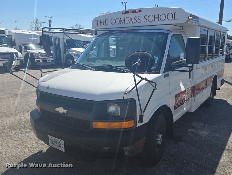 image for item DW1886 2004 Chevrolet Express school bus