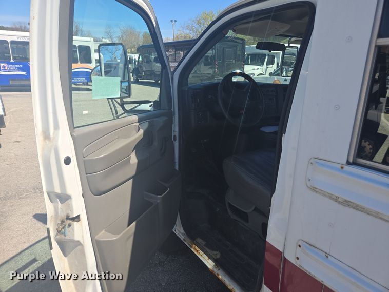 image for item DW1886 2004 Chevrolet Express school bus