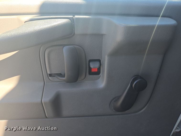 image for item DW1886 2004 Chevrolet Express school bus