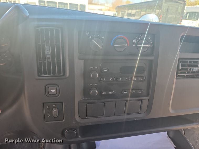 image for item DW1886 2004 Chevrolet Express school bus