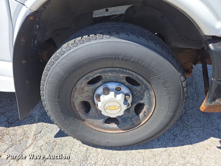 image for item DW1886 2004 Chevrolet Express school bus