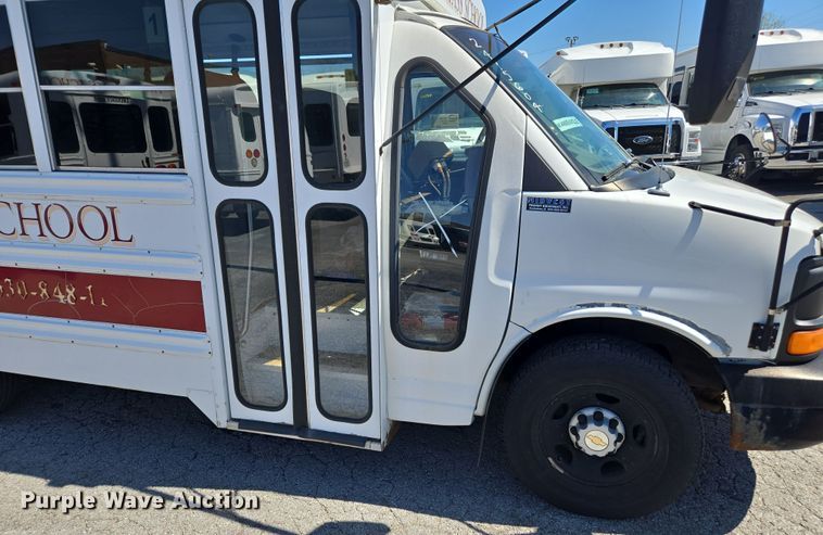image for item DW1891 2004 Chevrolet 1500 school bus