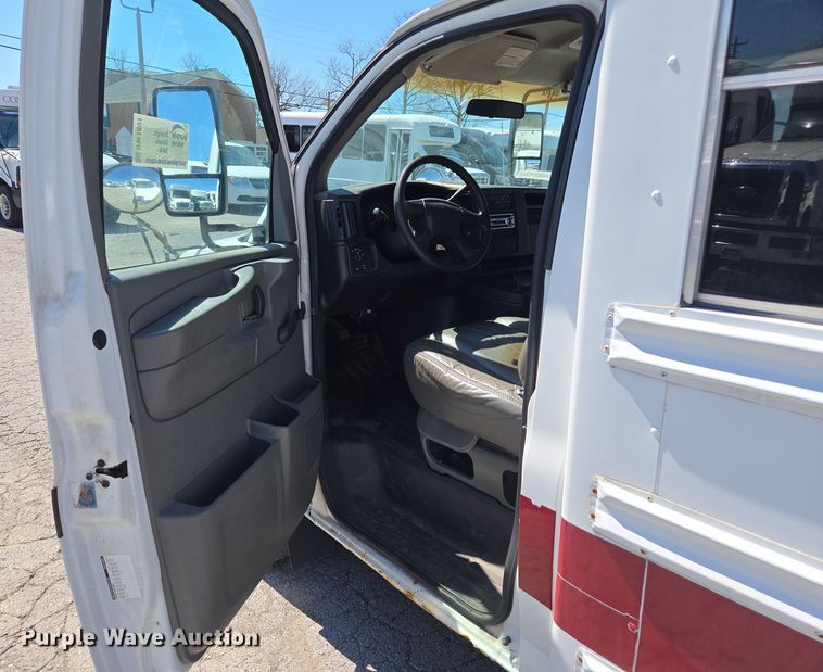 image for item DW1891 2004 Chevrolet 1500 school bus