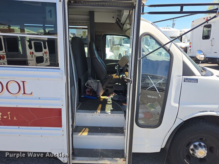 image for item DW1891 2004 Chevrolet 1500 school bus