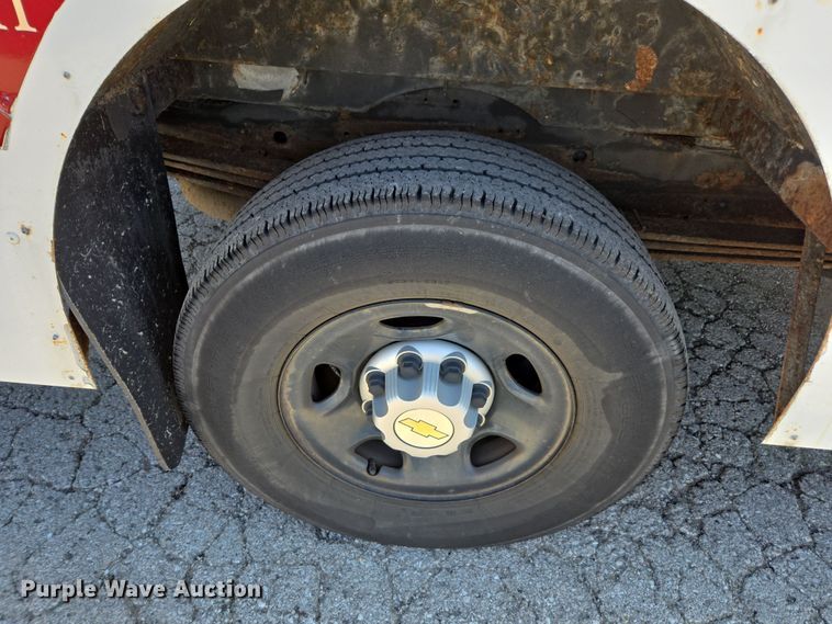 image for item DW1891 2004 Chevrolet 1500 school bus