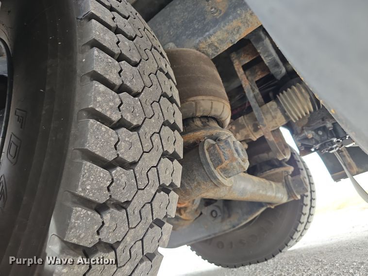 image for item DW3229 2005 Thomas Built Buses Saf-T-Liner school bus