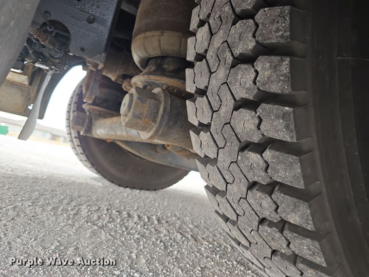 image for item DW3229 2005 Thomas Built Buses Saf-T-Liner school bus