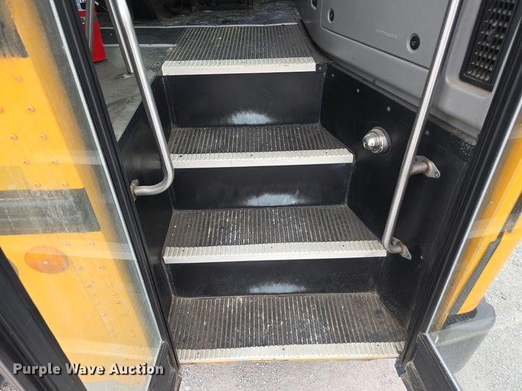 image for item DW3229 2005 Thomas Built Buses Saf-T-Liner school bus