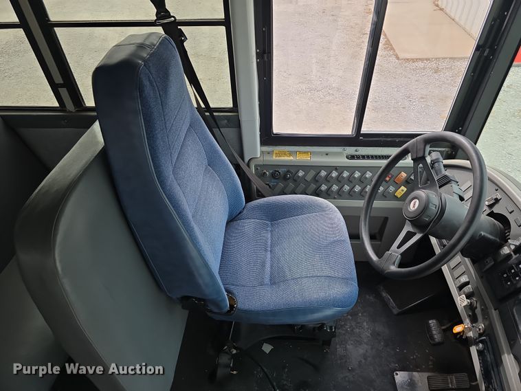 image for item DW3229 2005 Thomas Built Buses Saf-T-Liner school bus