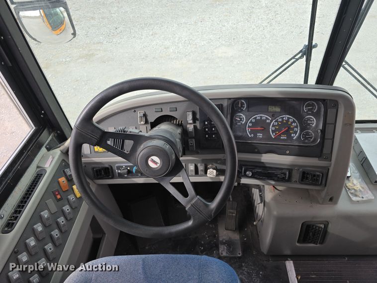 image for item DW3229 2005 Thomas Built Buses Saf-T-Liner school bus